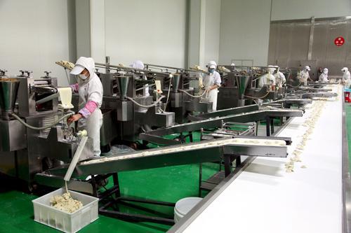 许昌网-响当当食品有限公司员工在速冻水饺生产线上忙碌